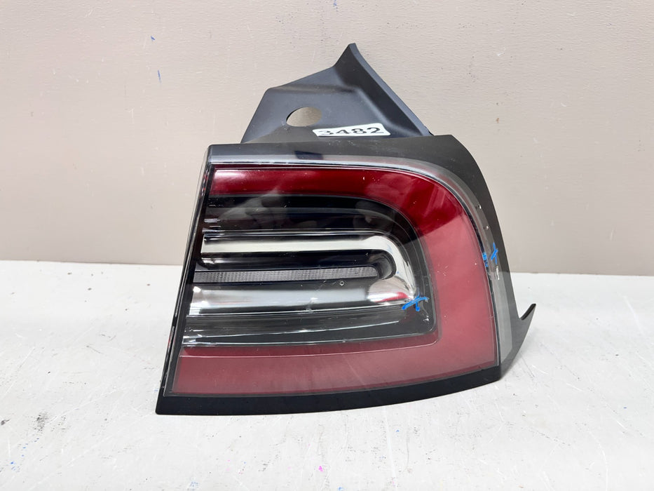 2020-2024 TESLA MODEL Y RH RIGHT OUTER TAIL LIGHT OEM 1502087-00-D