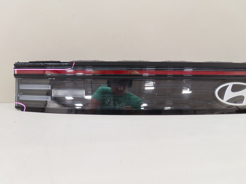 2024 HYUNDAI SONATA REAR CENTER TAIL LIGHT LAMP GARNISH OEM 92409-L1550