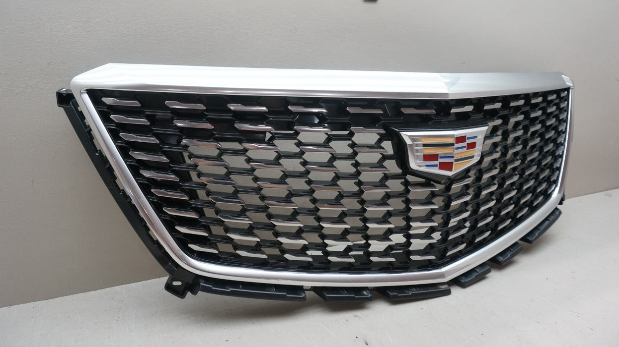 2020-2025 CADILLAC XT5 FRONT UPPER GRILLE W CAMERA HOLE OEM 84226179