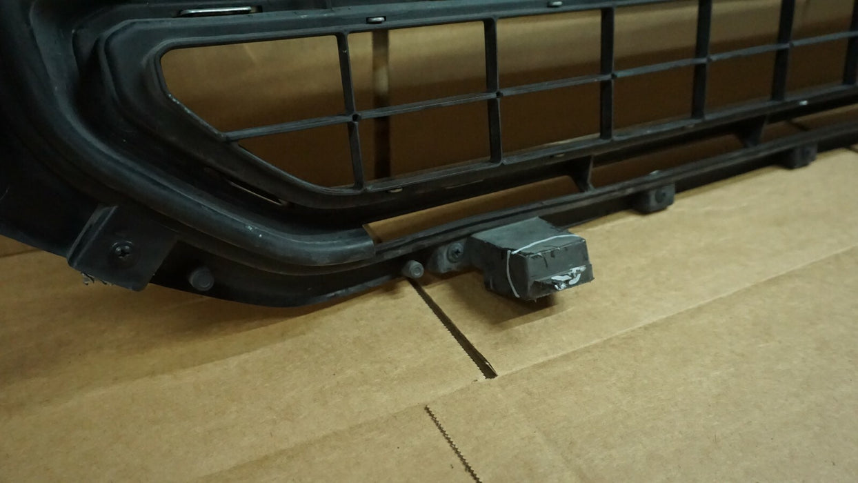 2015-2018 GMC YUKON FRONT BUMPER UPPER CENTER EXTERIOR GRILLE GRILL TRIM OEM