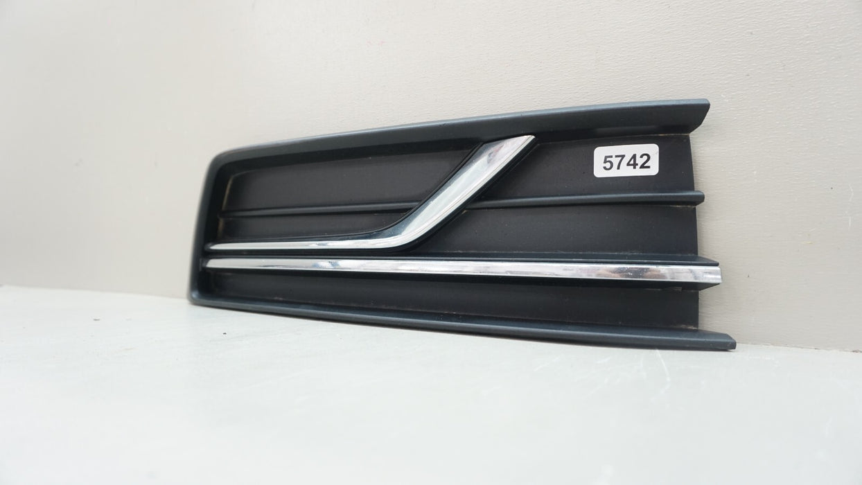 2012-2015 VOLKSWAGEN PASSAT FRONT RIGHT SIDE FOG LIGHT COVER 561853666J OEM
