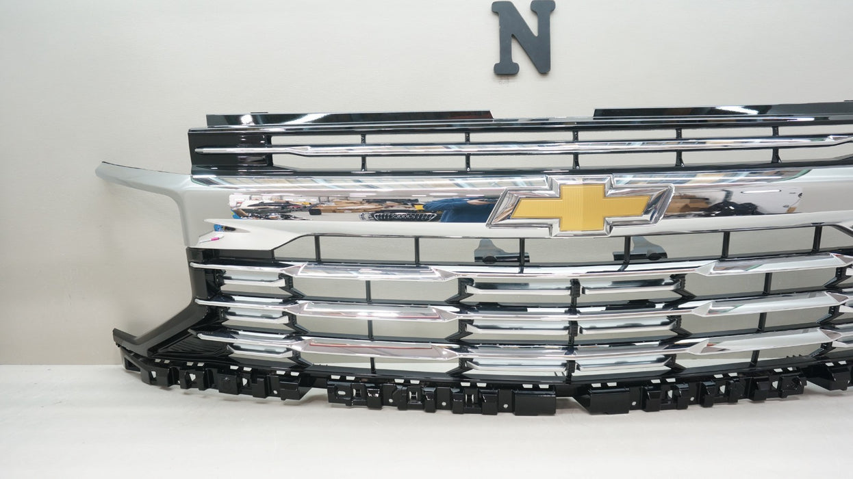 2025-2026 CHEVROLET TAHOE/ SUBURBAN FRONT RADIATOR GRILLE OEM 85775009 *NEW*