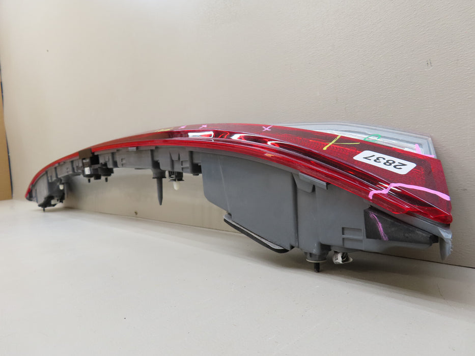 2021 2022 HYUNDAI ELANTRA REAR CENTER TAIL LIGHT LIFT GATE OEM LED 92409-AB000