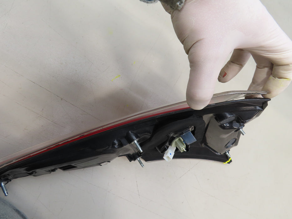 2016-2018 TOYOTA RAV4 REAR RIGHT PASSENGER INNER TAIL LIGHT OEM 81580-0R03100