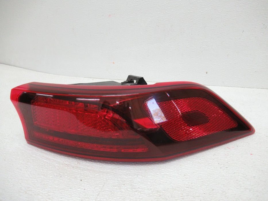 2021-2022 KIA CARNIVAL LXS REAR RIGHT PASSENGER SIDE TAIL LIGHT LAMP 92402R0 OEM