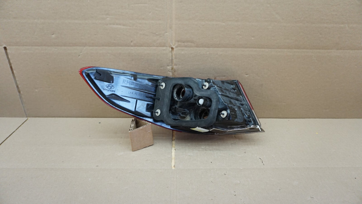 2018-2019 HYUNDAI SONATA REAR RIGHT PASSENGER SIDE OUTER TAIL LIGHT OEM 18 19