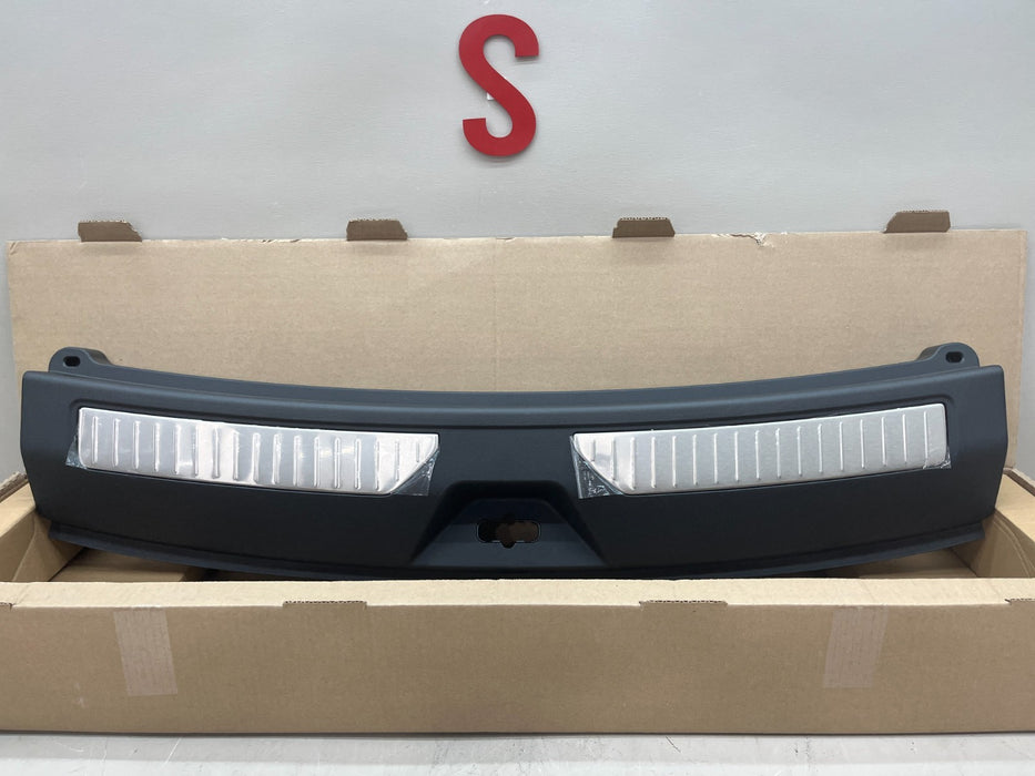2021-2026 CHEVY TAHOE SUBURBAN YUKON REAR LIFTGATE SILL TRIM OEM 85124294