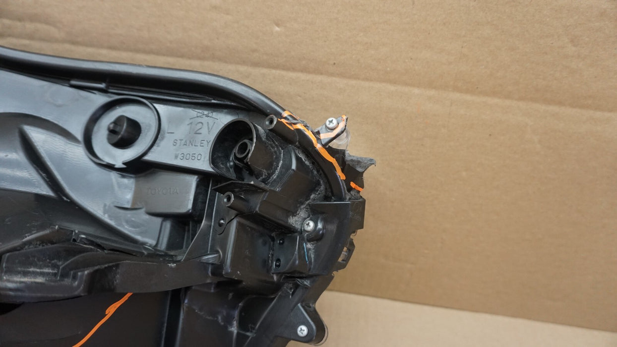 2017-2018 TOYOTA RAV-4 RAV4 FRONT DRIVER SIDE HEADLIGHT HEAD HALOGEN LAMP OEM