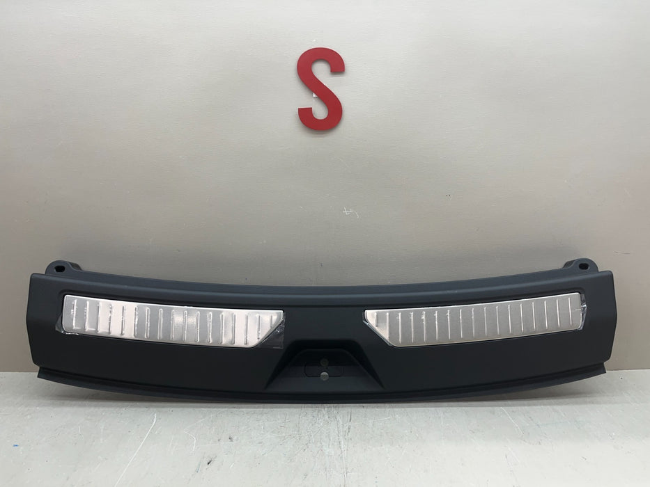 2021-2026 CHEVY TAHOE SUBURBAN YUKON REAR LIFTGATE SILL TRIM OEM 85124294