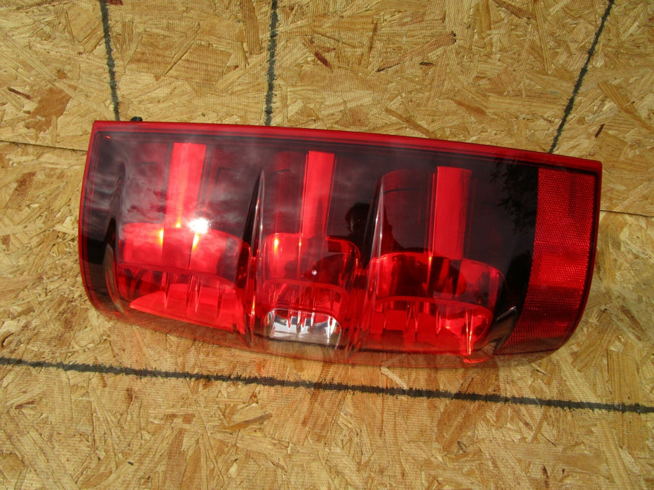 07 08 09 10 11 12 13 CHEVROLET SUBURBAN TAHOE RIGHT REAR TAILLIGHT OEM