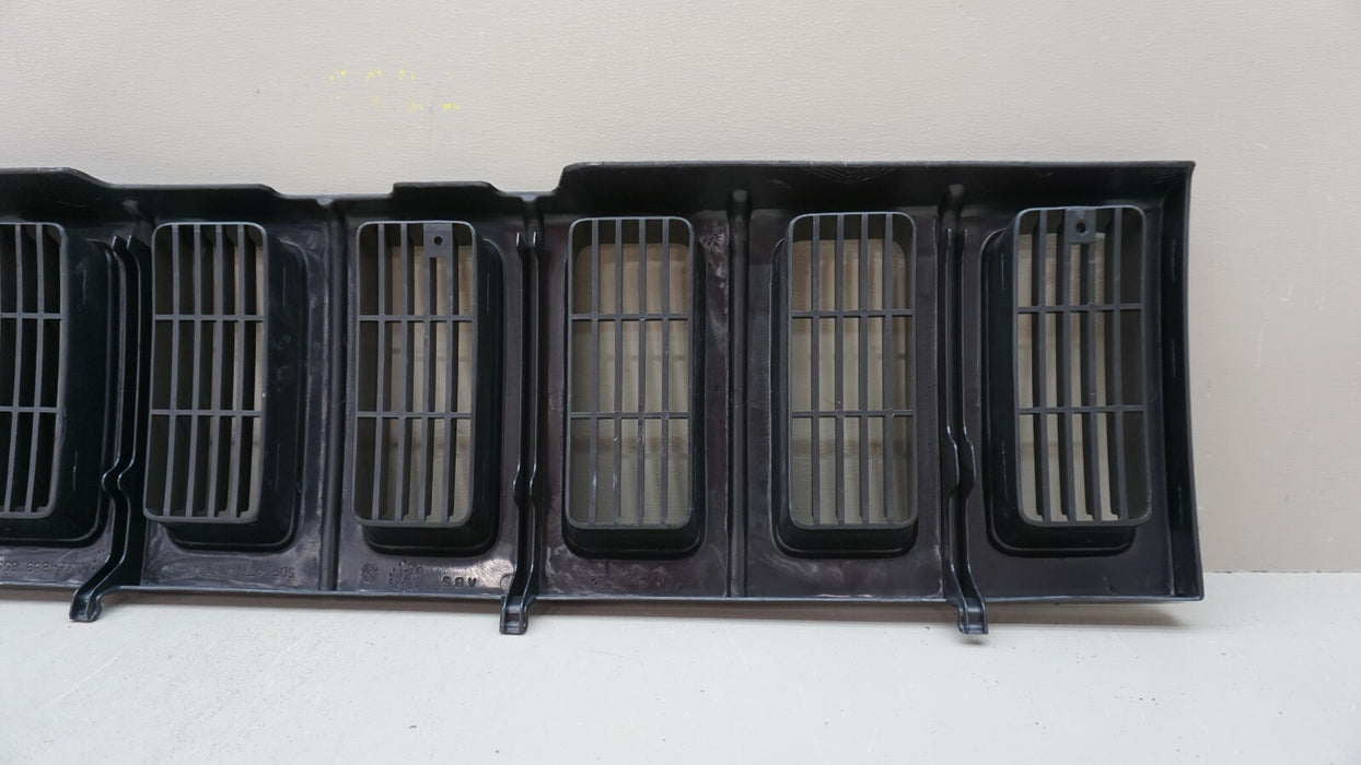 1993-1995 JEEP GRAND CHEROKEE ZJ FRONT UPPER CENTER RADIATOR GRILLE OEM 55054889