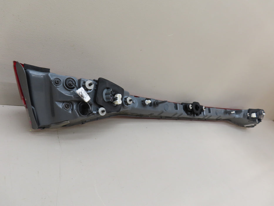 2021 2022 HYUNDAI ELANTRA REAR CENTER TAIL LIGHT LIFT GATE OEM LED 92409-AB000