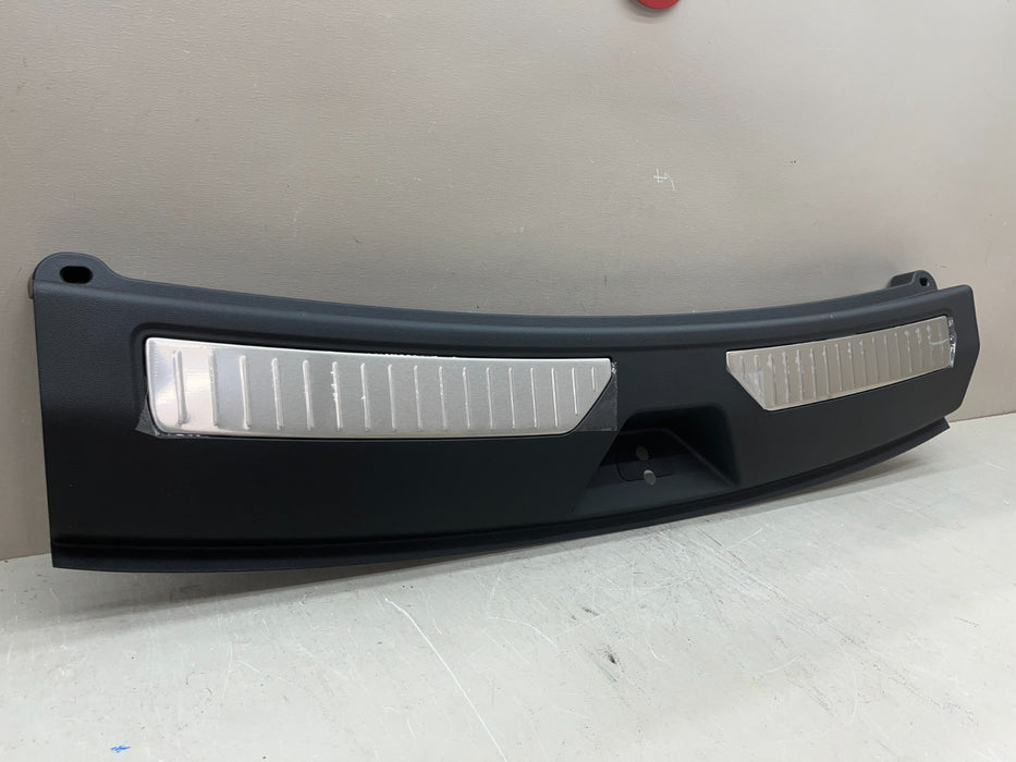 2021-2026 CHEVY TAHOE SUBURBAN YUKON REAR LIFTGATE SILL TRIM OEM 85124294