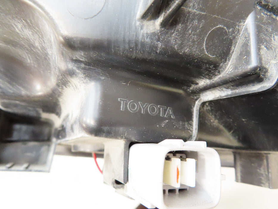 2017 2018 2019 TOYOTA HIGHLANDER FRONT RIGHT PASSENGER HEADLIGHT HALOGEN OEM