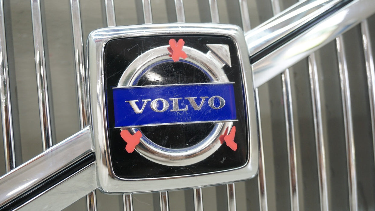 2001-2004 VOLVO V70 FRONT BUMPER RADIATOR GRILLE GRILL W/ EMBLEM OEM 8659875