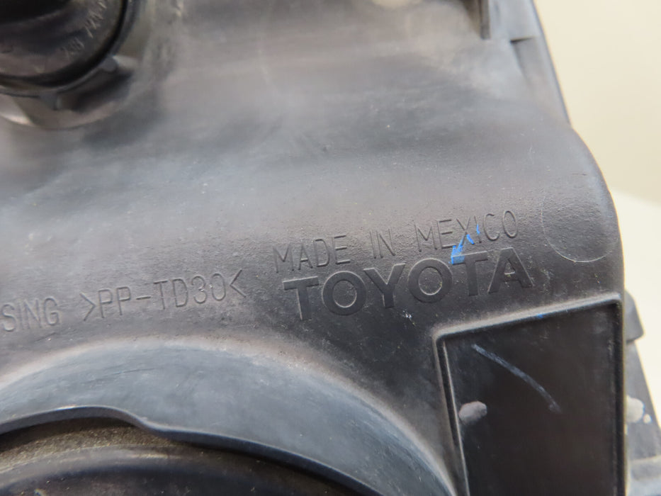 2019-2023 TOYOTA TACOMA FRONT RIGHT HEADLIGHT HALOGEN OEM