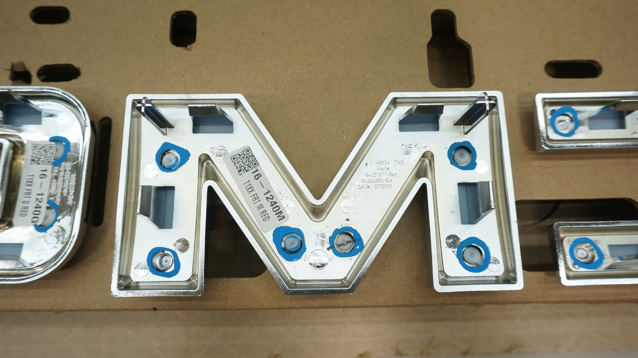 2025-2026 GMC YUKON / YUKON XL FRONT GRILLE EMBLEM BADGE OEM 85873630