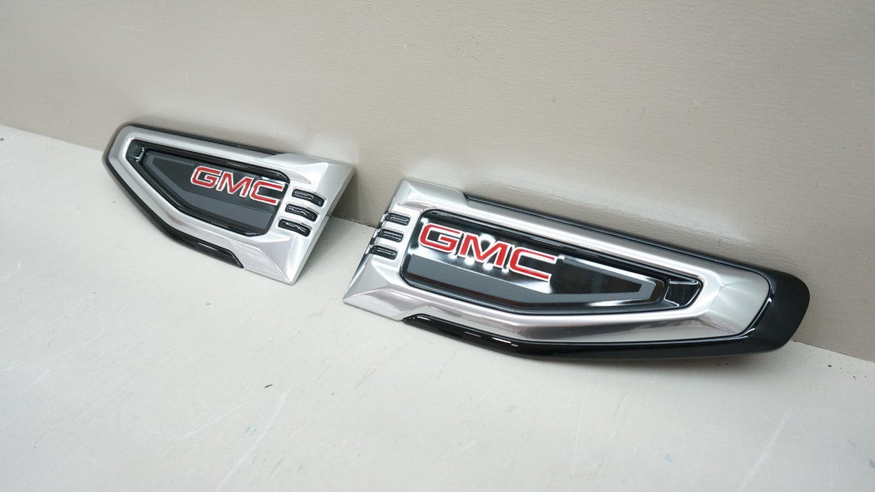 2025-2026 GMC YUKON FENDER EMBLEMS BADGES SET OEM 84956286 *NEW*