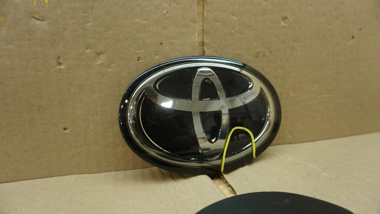 2015-2020 TOYOTA C-HR COROLLA RAV4 AVALON FRONT GRILLE EMBLEM OEM 53141-47020/30