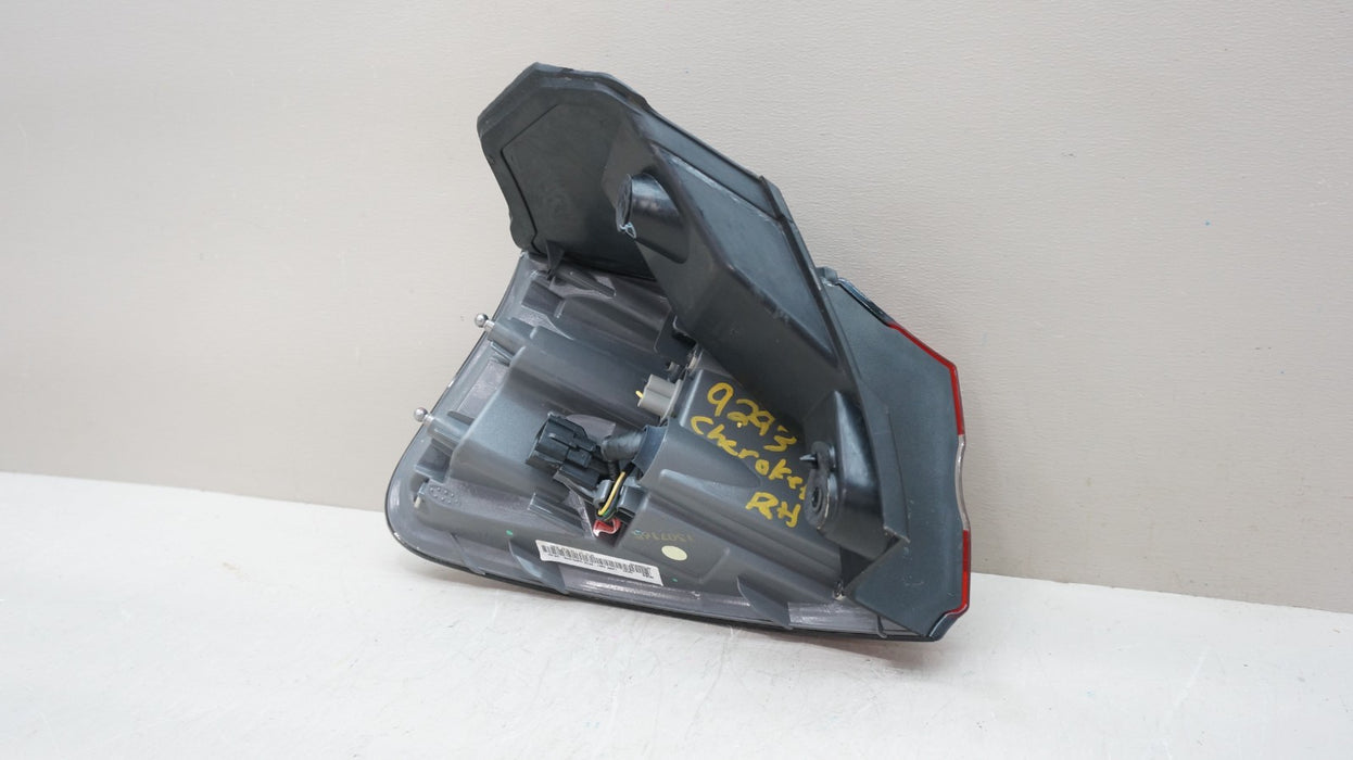 2014-2018 JEEP CHEROKEE REAR RIGHT PASSENGER SIDE TAIL LIGHT OEM