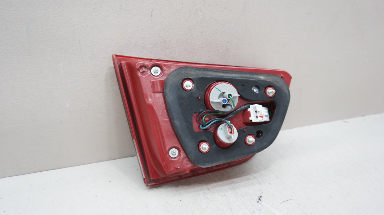 2016-2018 KIA SORENTO REAR RIGHT PASSENGER SIDE INNER TAIL LIGHT OEM
