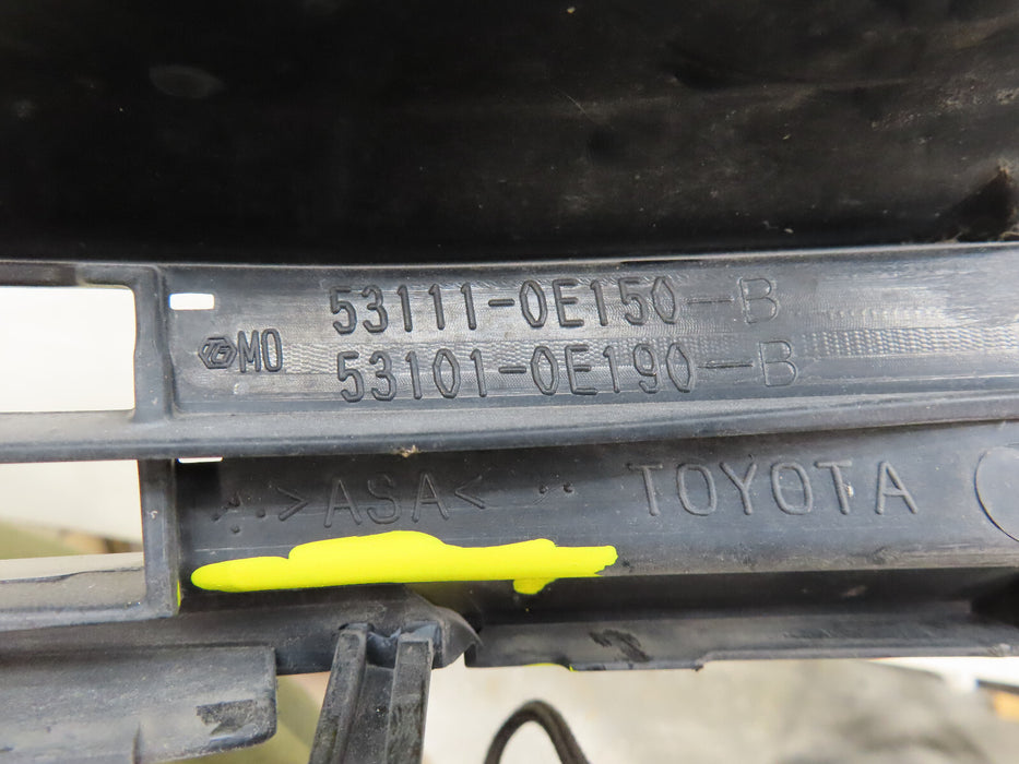 2014-2016 TOYOTA HIGHLANDER FRONT UPPER GRILLE OEM 53111-0E150