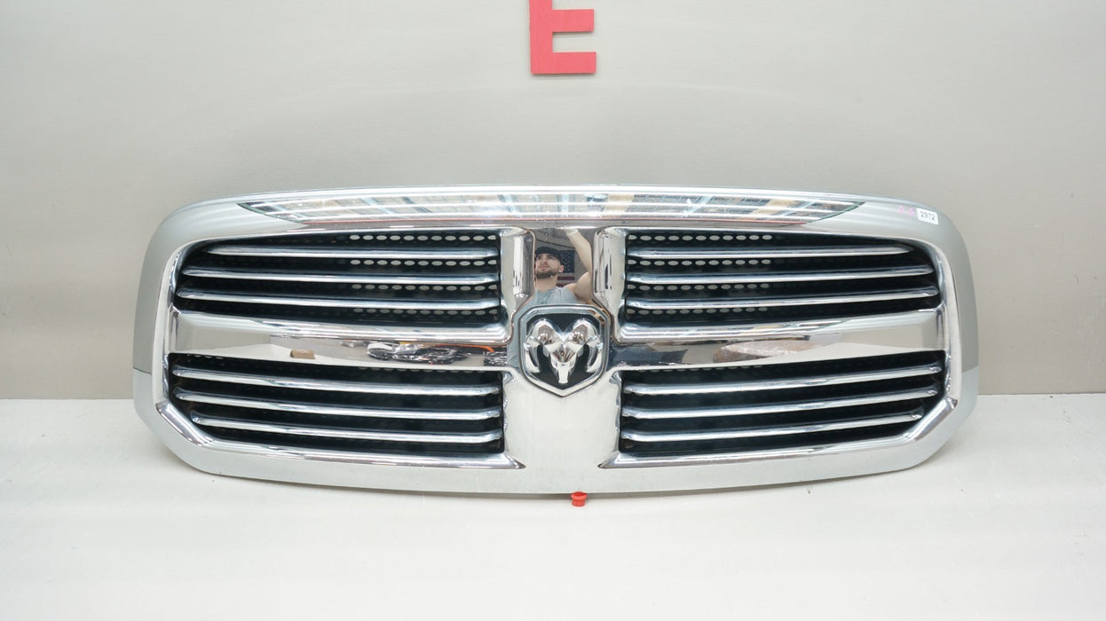 2013-2018 DODGE RAM 1500 FRONT BUMPER RADIATOR GRILLE OEM 13DSAC0020