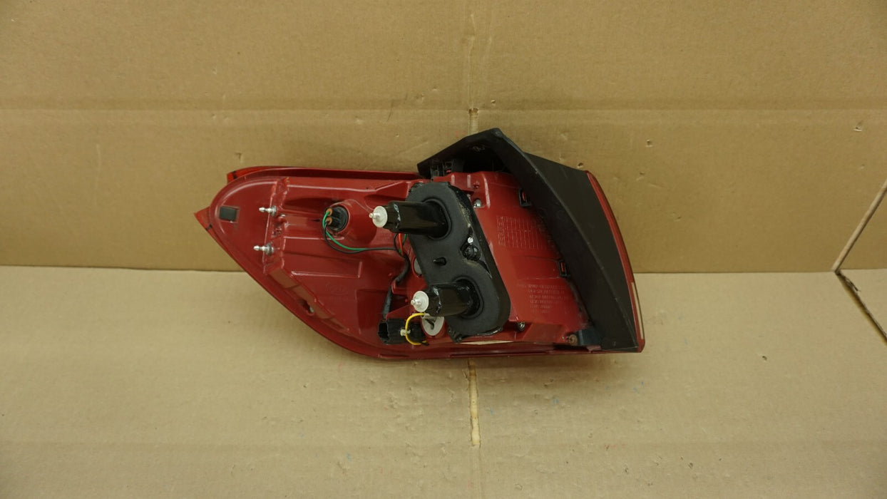2016-2018 KIA SORENTO RIGHT PASSENGER SIDE TAIL LIGHT HALOGEN OEM 16 17 18