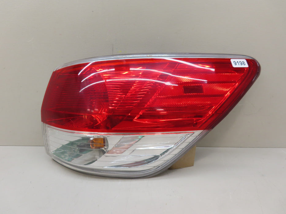 2013-2016 NISSAN PATHFINDER REAR RIGHT PASSENGER TAIL LIGHT OUTER AFTERMARKET