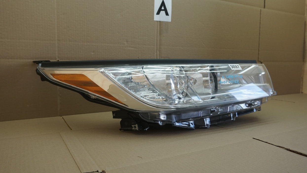 2017-2019 TOYOTA HIGHLANDER FRONT PASSENGER SIDE HALOGEN HEADLIGHT LAMP OEM