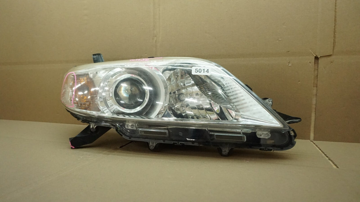 2011-2017 TOYOTA SIENNA RIGHT PASSENGER SIDE HEADLIGHT HALOGEN OEM 81110-08030