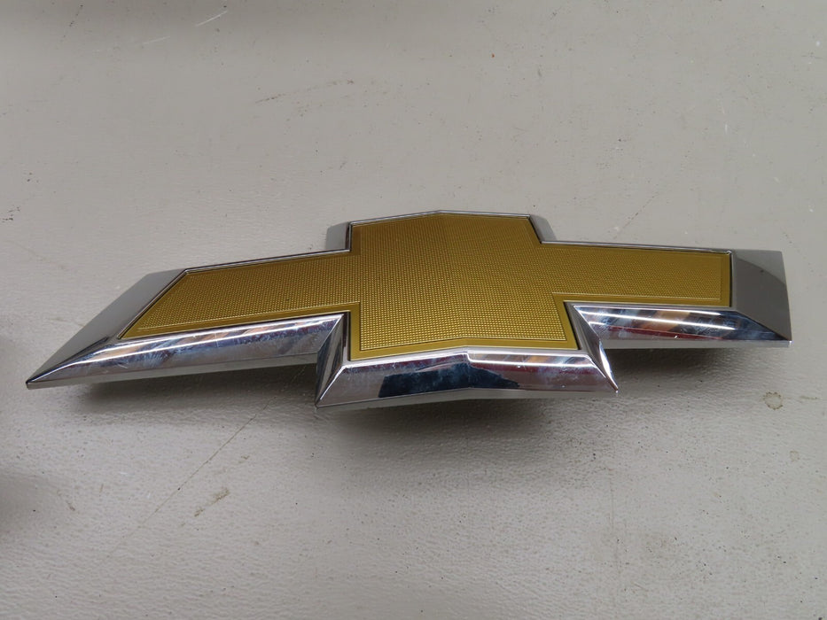 2015-2020 CHEVROLET SUBURABAN TAHOE PLASTIC LID COVER EMBLEM LOGO SYMBOL OEM
