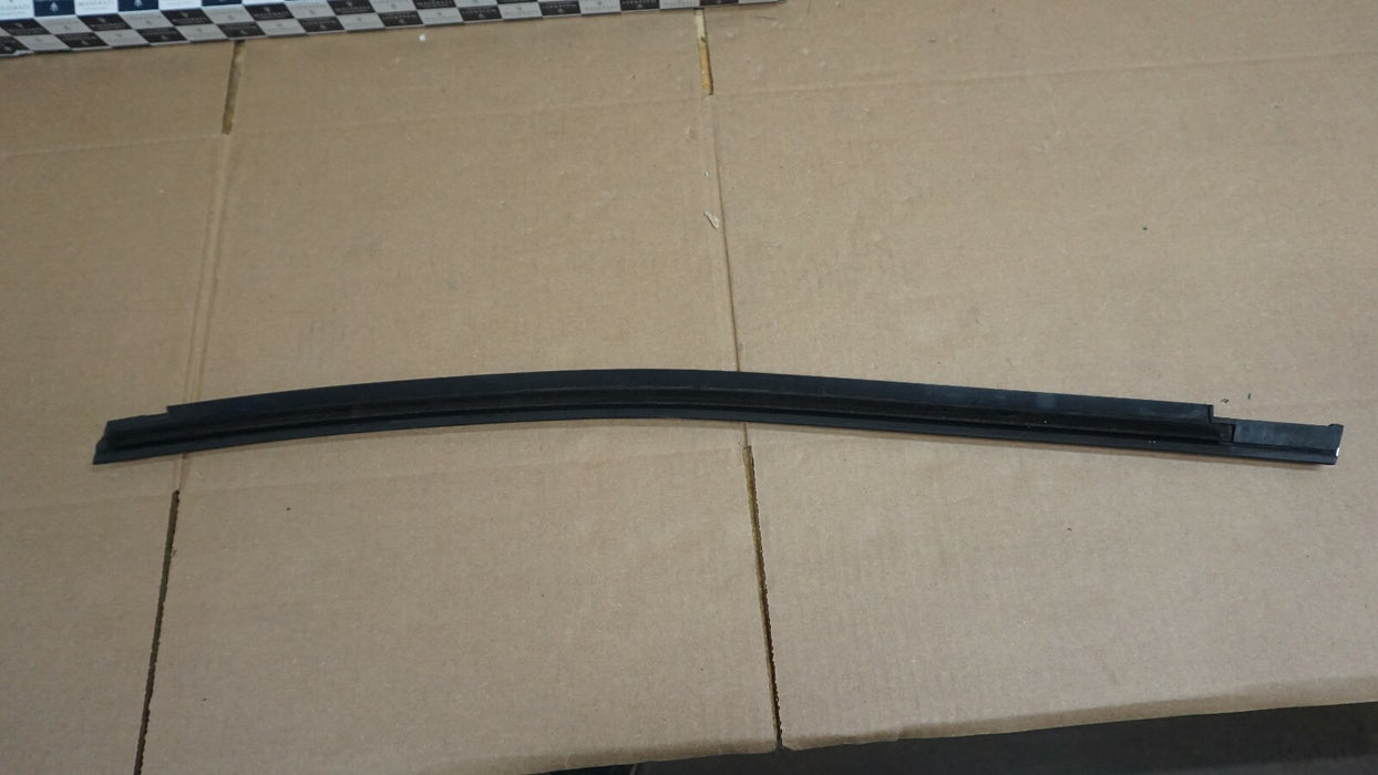 2014-2016 MASERATI GHIBLI FRONT RIGHT PASSENGER SIDE DOOR BELT MOLDING TRIM OEM