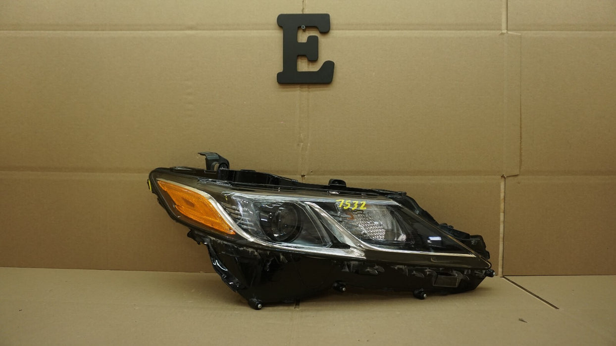 2018-2020 TOYOTA CAMRY FRONT RIGHT PASSENGER SIDE HEADLIGHT HALOGEN OEM 18 19 20
