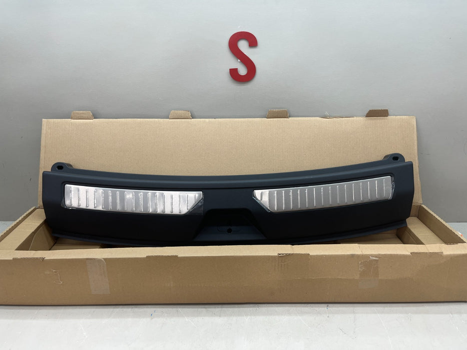 2021-2026 CHEVY TAHOE SUBURBAN YUKON REAR LIFTGATE SILL TRIM OEM 85124294