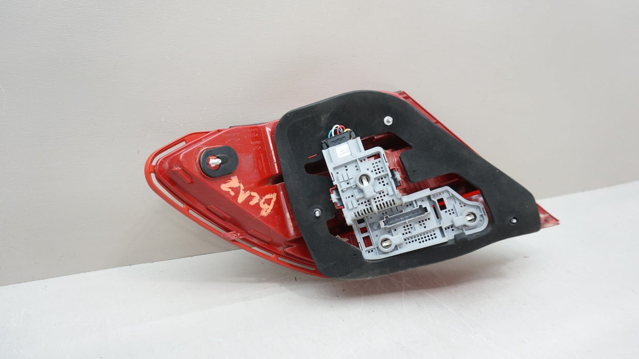 2012-2014 MERCEDES-BENZ C-CLASS W204 REAR RIGHT PASSENGER SIDE TAIL LIGHT OEM