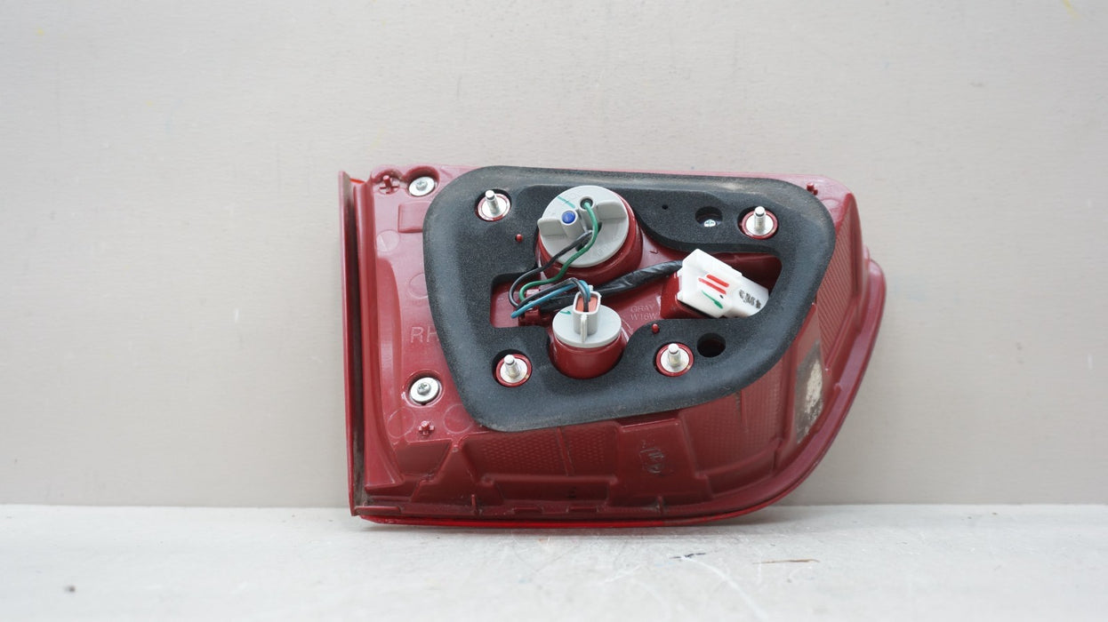 2016-2018 KIA SORENTO REAR RIGHT PASSENGER SIDE INNER TAIL LIGHT OEM