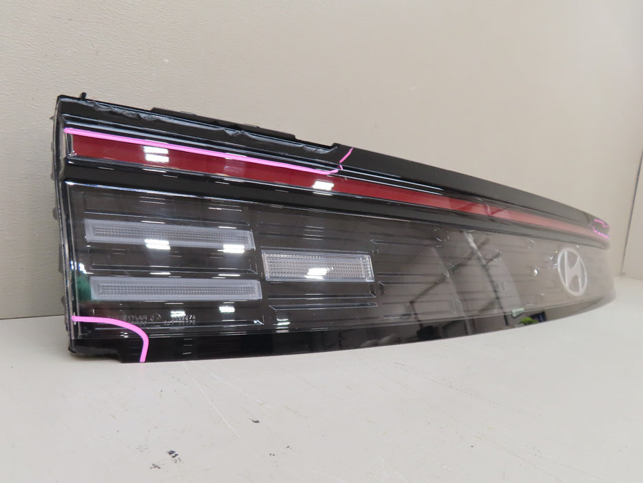 2024 HYUNDAI SONATA REAR CENTER TAIL LIGHT LAMP GARNISH OEM 92409-L1550