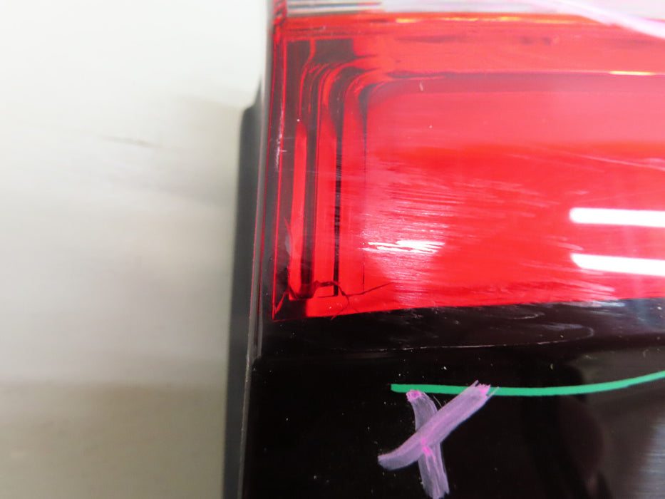2021-2024 CHRYSLER PACIFICA REAR CENTER LIFT GATE TAIL LIGHT OEM