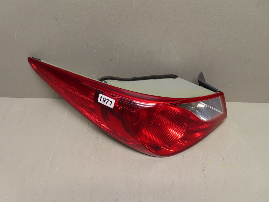 2011-2014 HYUNDAI SONATA REAR LEFT DRIVER SIDE OUTER TAIL LIGHT LAMP OEM