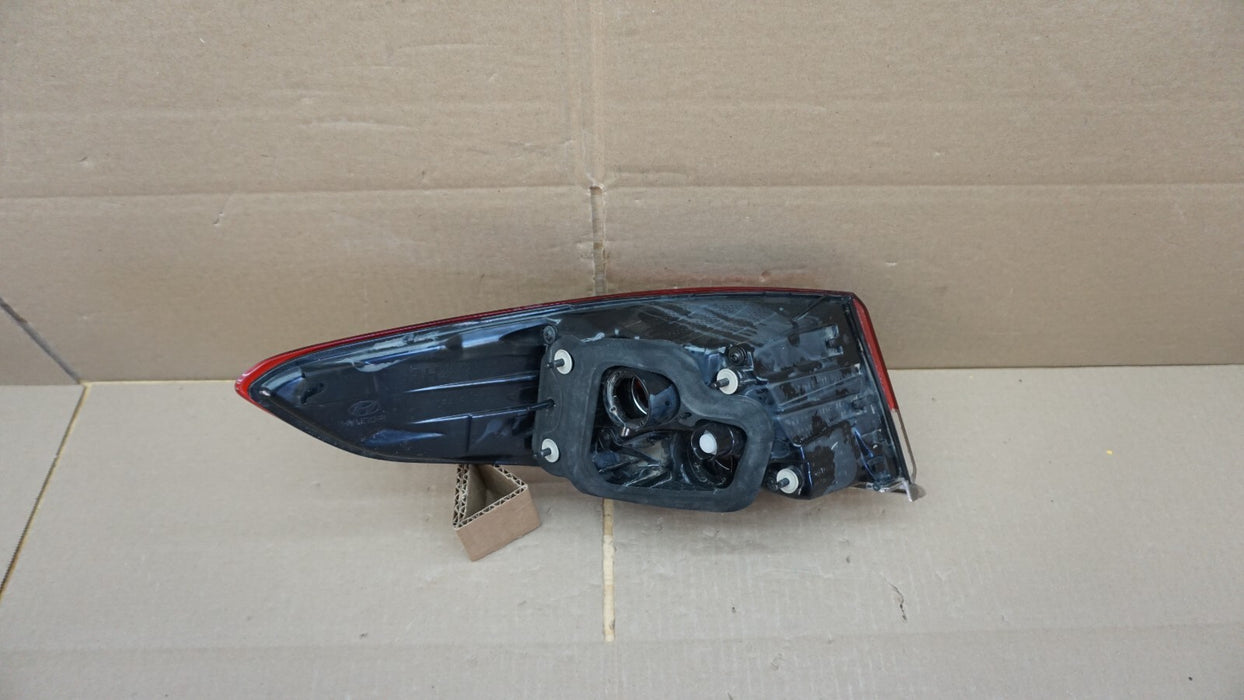 2018-2019 HYUNDAI SONATA REAR RIGHT PASSENGER SIDE OUTER TAIL LIGHT OEM 18 19