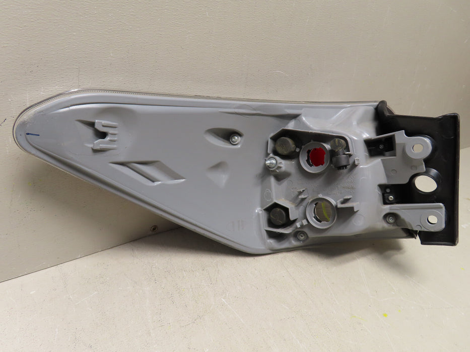 2014 2015 2016 TOYOTA HIGHLANDER REAR RIGHT TAIL LIGHT OEM OUTER HALOGEN