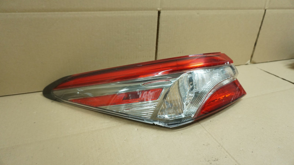 2018-2020 TOYOTA CAMRY REAR LEFT DRIVER SIDE OUTER TAIL LIGHT LAMP LENS OEM