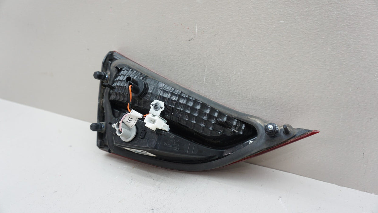 2014-2016 HYUNDAI ELANTRA REAR RIGHT SIDE INNER TAIL LIGHT LAMP OEM 92404-3X2