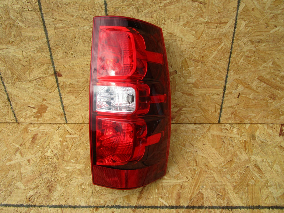 07 08 09 10 11 12 13 CHEVROLET SUBURBAN TAHOE RIGHT REAR TAILLIGHT OEM