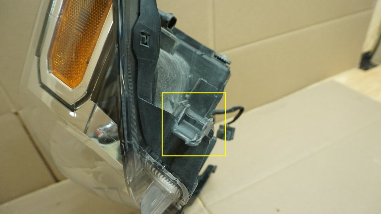 2016-2018 TOYOTA TACOMA LEFT DRIVER SIDE HEADLIGHT HALOGEN LAMP OEM 16 17 18