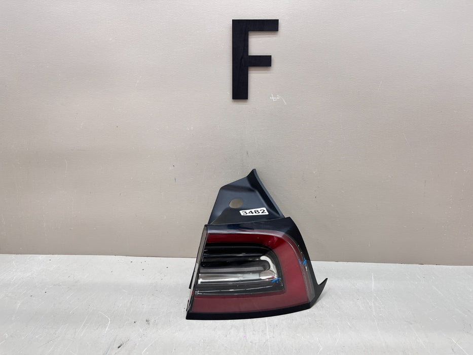 2020-2024 TESLA MODEL Y RH RIGHT OUTER TAIL LIGHT OEM 1502087-00-D