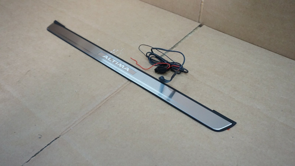 2013-2018 NISSAN ALTIMA FRONT RIGHT SILL STEP PLATE ILLUMINATED KICK PANEL OEM