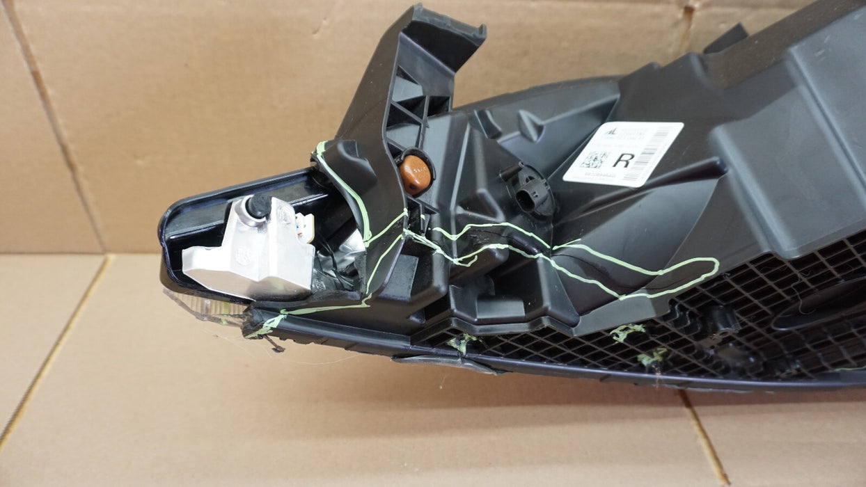 2017-2018 CHRYSLER PACIFICA FRONT RIGHT PASSENGER HEADLIGHT HELOGEN W/ LED OEM