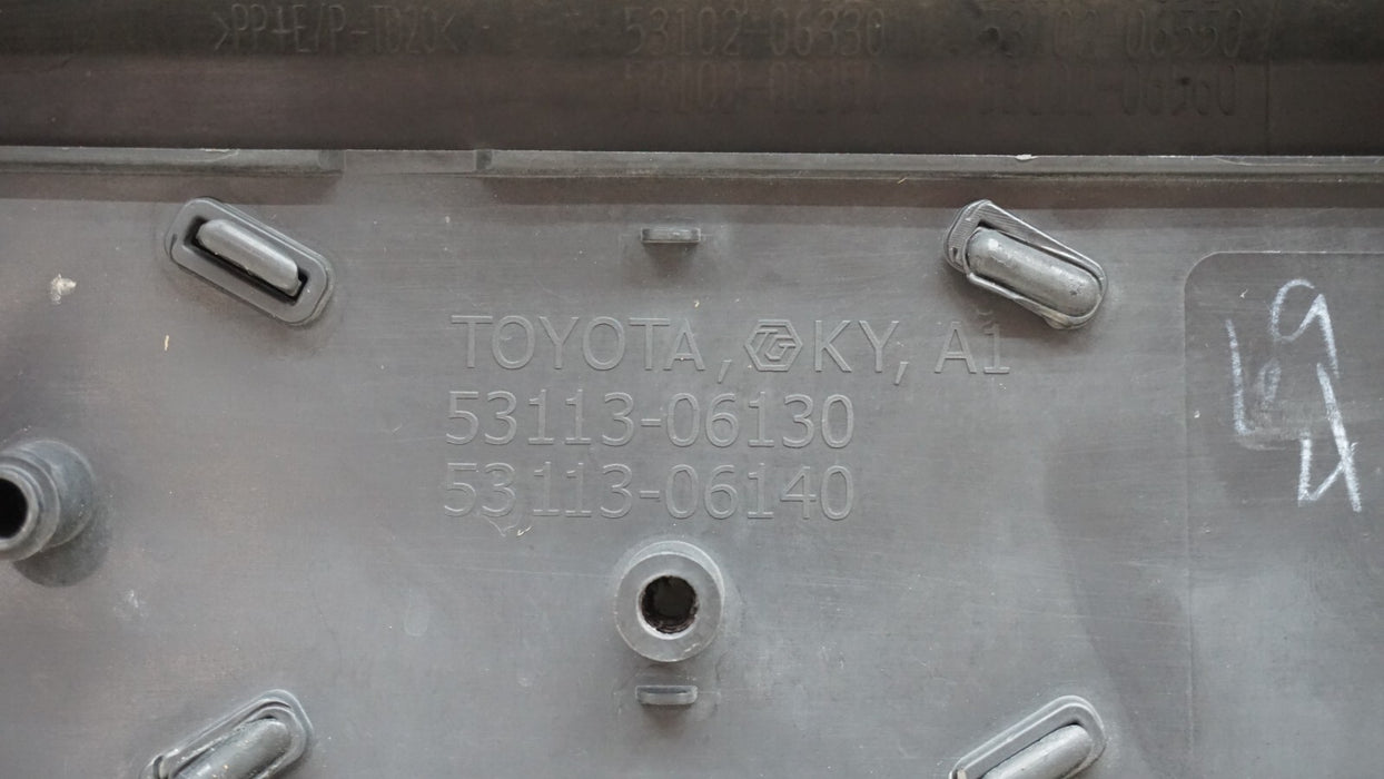 2018-2020 TOYOTA CAMRY SE SXE FRONT BUMPER GRILLE OEM 53113-06130